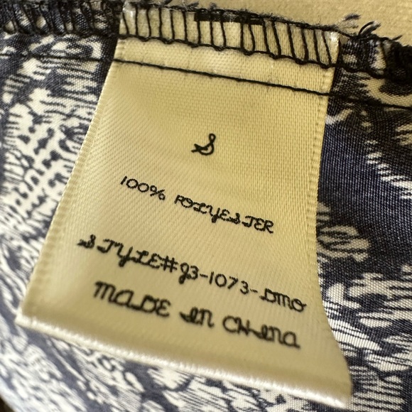 Dina Be for Francesca’s Collections Damask Sateen Cuff Shirttail Size Small (S) - Picture 9 of 9